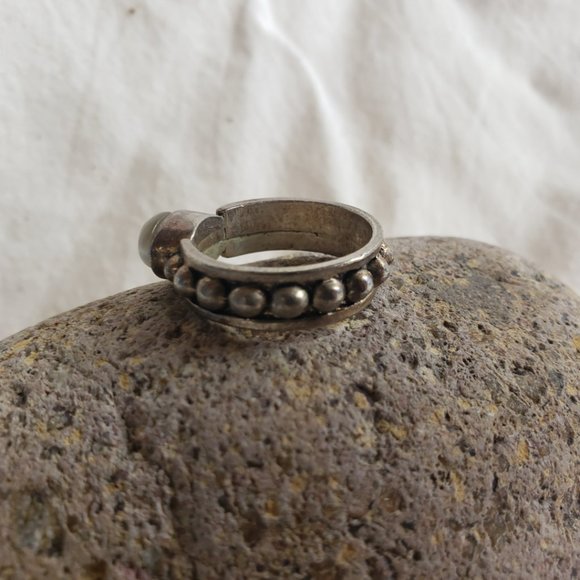 Clouded White Glass Cabochon Ring Size 7.5 Hippy Southwestern Silver Toned - Picture 9 of 12